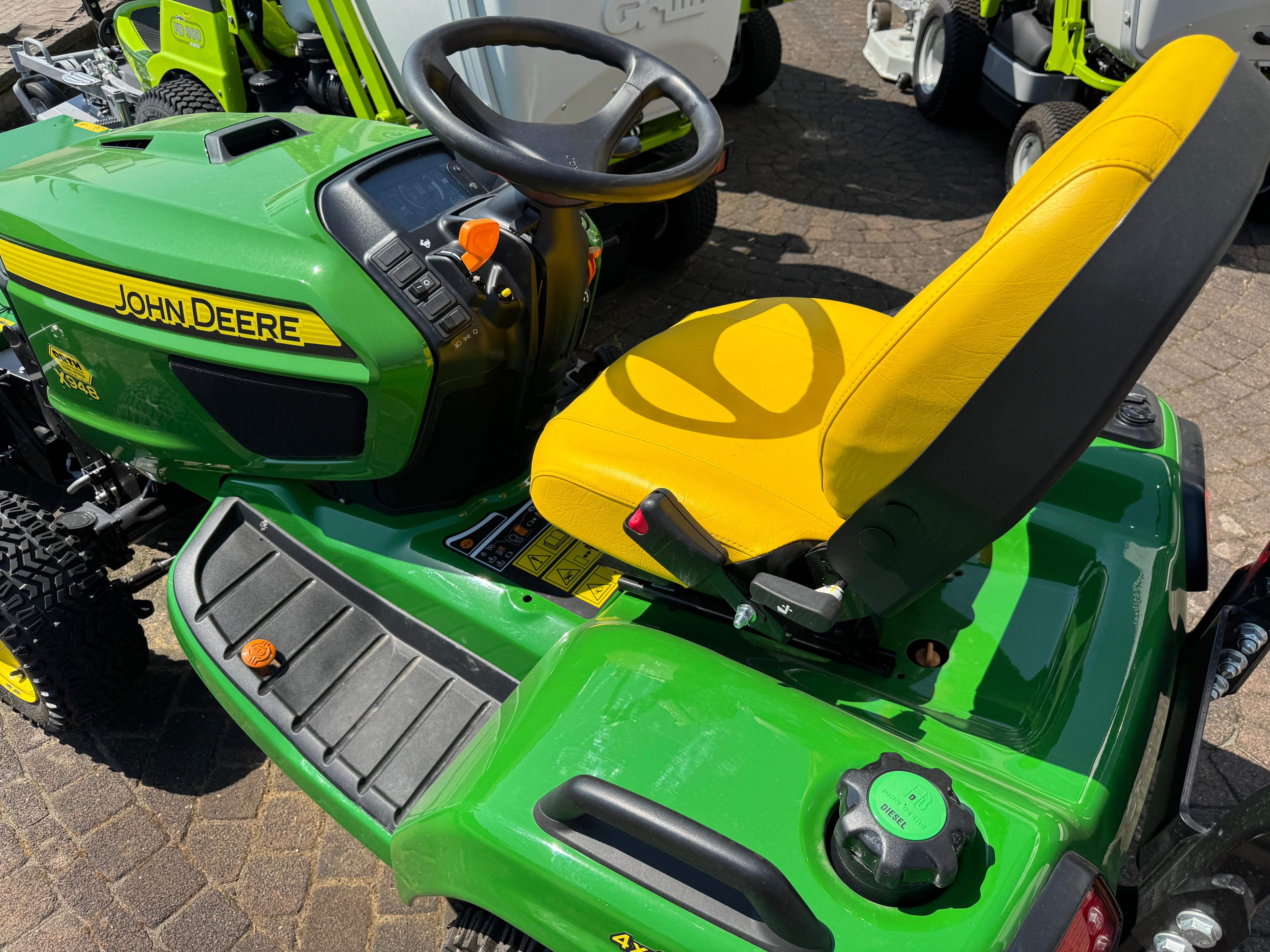 X948 inkl. Kehrmaschine und Mähwerk - junger gebrauchter John Deere Rasentraktor Diesel