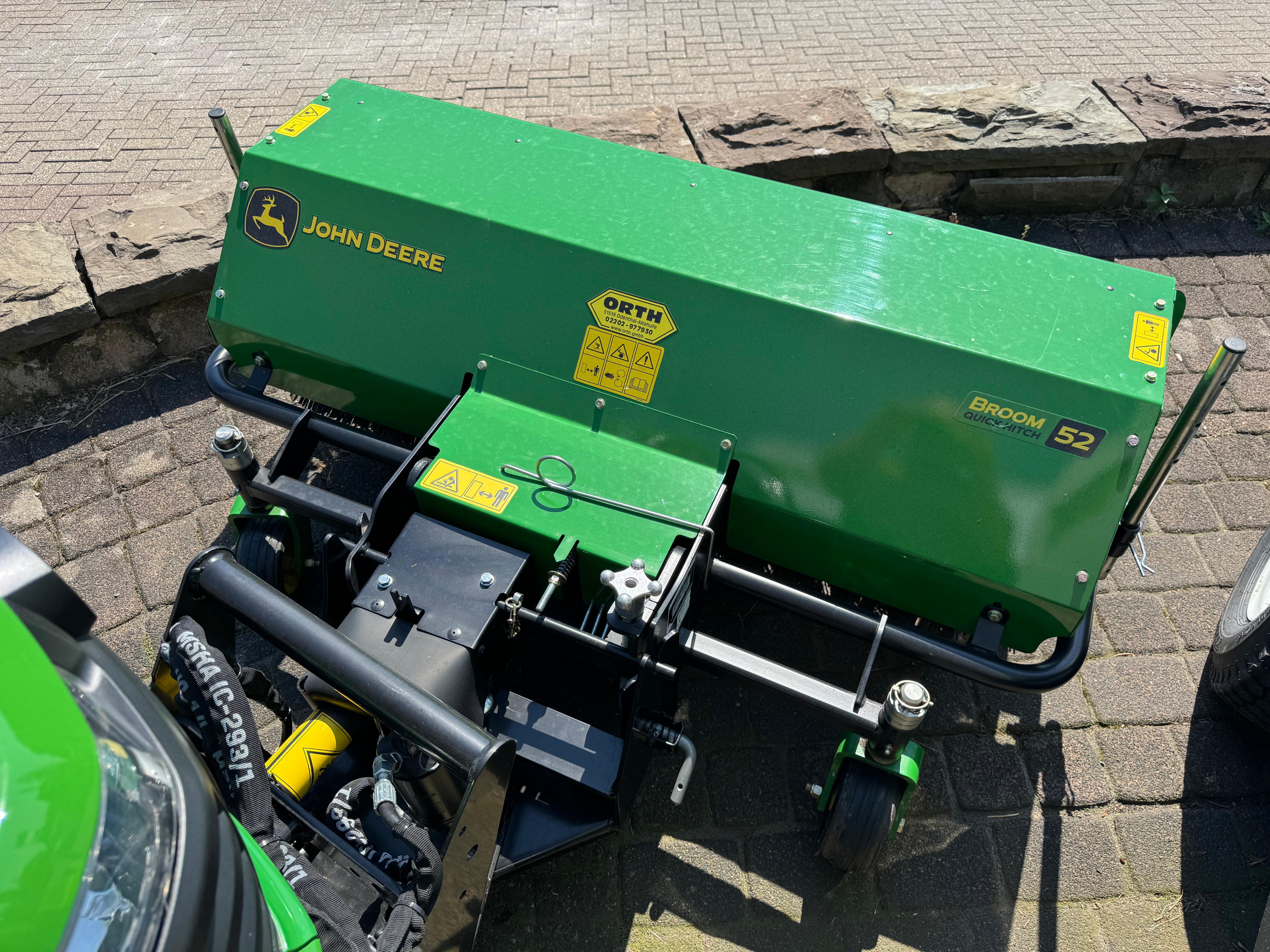 X948 inkl. Kehrmaschine und Mähwerk - junger gebrauchter John Deere Rasentraktor Diesel