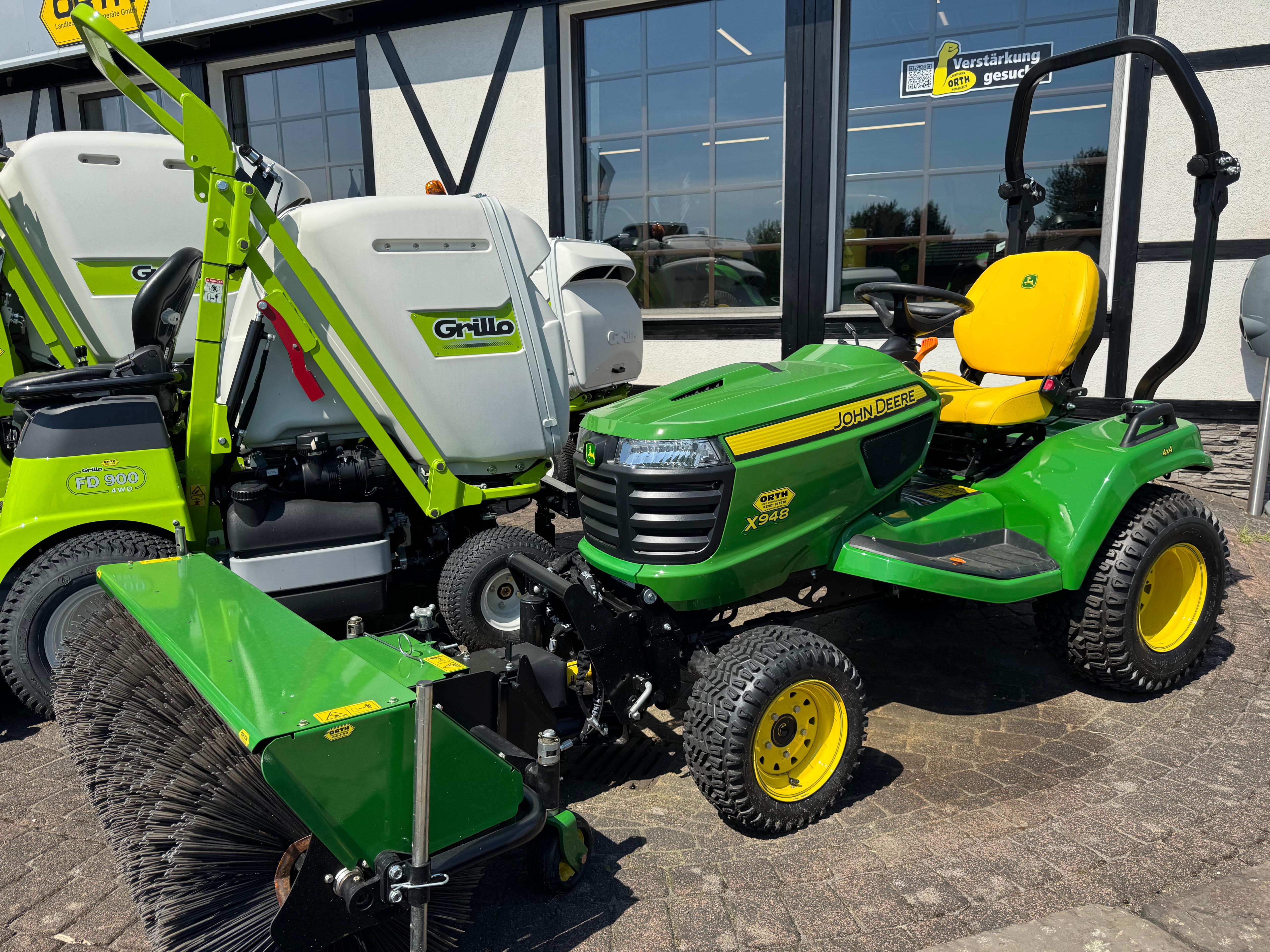 X948 inkl. Kehrmaschine und Mähwerk - junger gebrauchter John Deere Rasentraktor Diesel