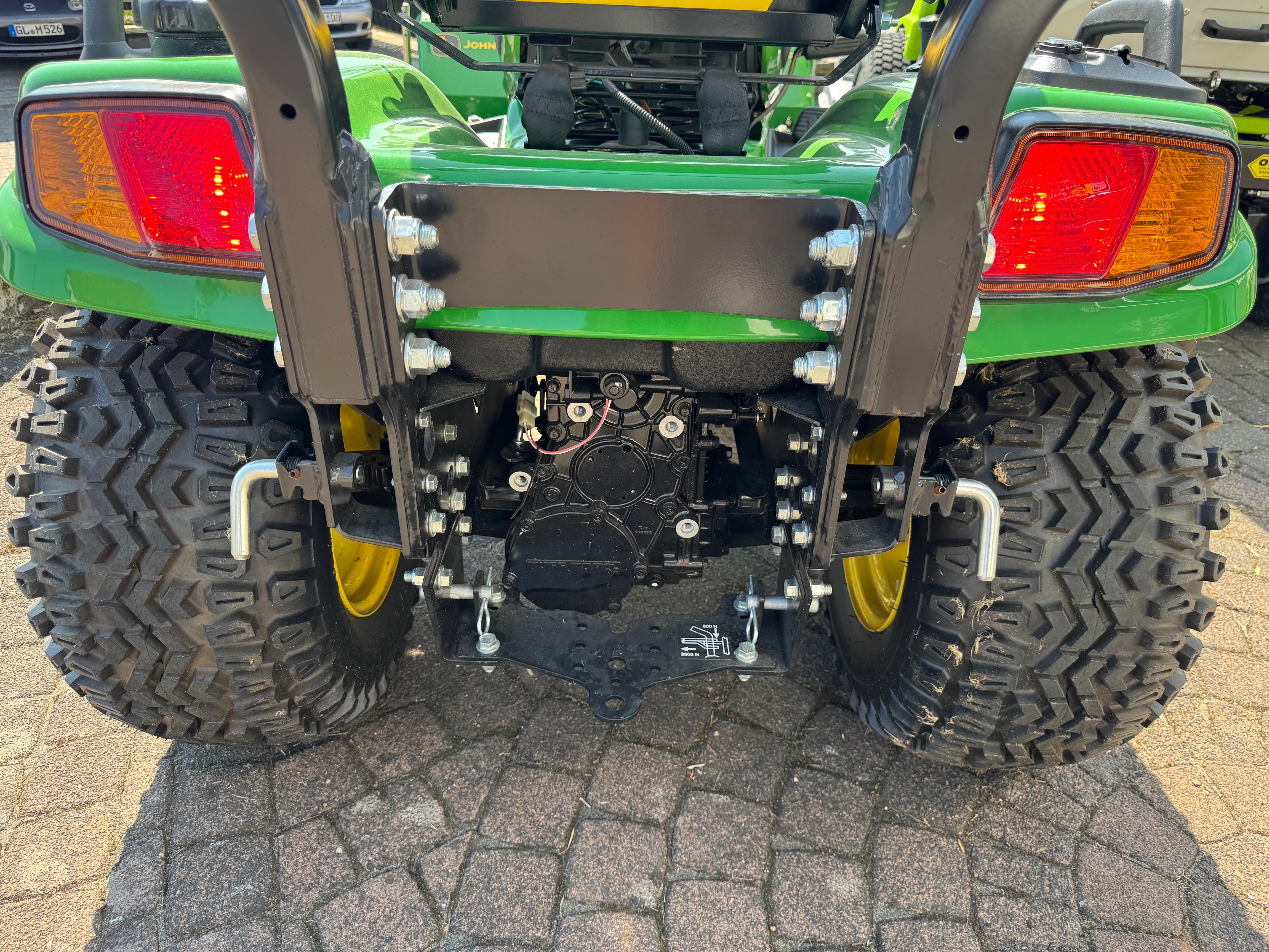 X948 inkl. Kehrmaschine und Mähwerk - junger gebrauchter John Deere Rasentraktor Diesel